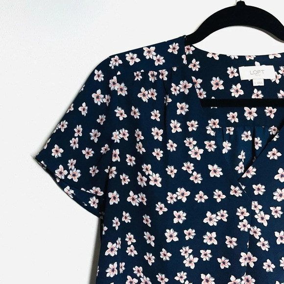 LOFT Outlet Navy Blue & Pink Floral Print Flutter Sleeve Blouse Small Women’s - Picture 3 of 10